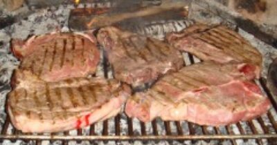 Copertina di “Mamma ha preso un boccone di bistecca ma le è rimasto bloccato in gola, è svenuta in pochi secondi e poi è morta”: turista britannica perde la vita in vacanza