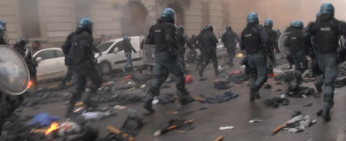 Copertina di No Expo, il blocco nero trasforma il corteo in guerriglia: “E’ tempo di insurrezione”