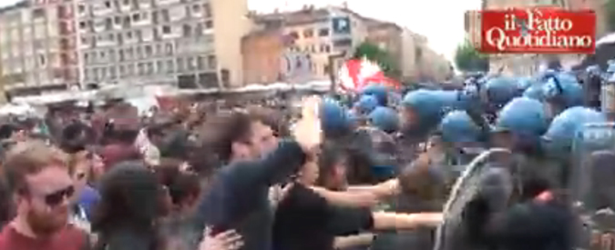 Copertina di Bologna, collettivi contestano Renzi alla Festa dell’Unità. Cariche della polizia