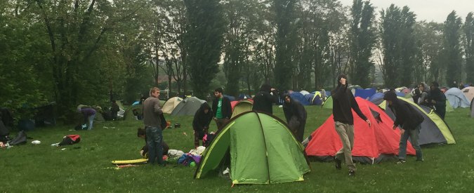 Copertina di Expo 2015, campeggio dei manifestanti al parco di Trenno: “Non siamo barbari: qui ci sono gioia e rabbia”
