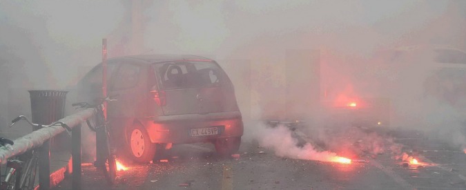 Copertina di Scontri Expo, i danni a strade, negozi e banche dopo l’azione dei black bloc. Commercianti e residenti scendono subito in strada e ripuliscono