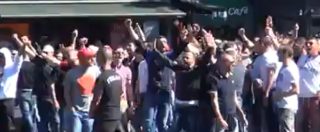 Copertina di Lazio-Roma, giallorossi lanciano bottiglie contro polizia che risponde con idranti