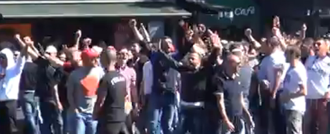 Copertina di Lazio-Roma, giallorossi lanciano bottiglie contro polizia che risponde con idranti