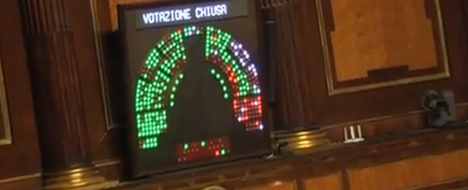 Copertina di Ecoreati, Orlando: “Mantenuto impegno del governo”. M5S: “E’ legge grazie a noi”