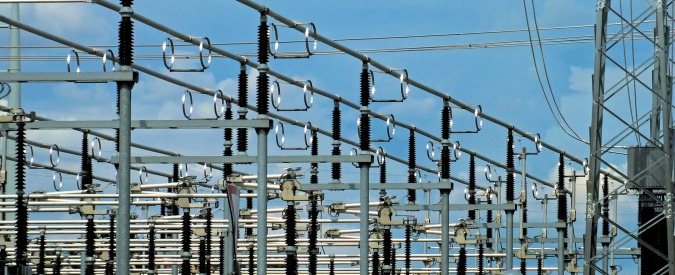 Bollette elettriche, da luglio +4,3% perché aumenta costo della gestione dei flussi di energia sulla rete. E paghiamo noi