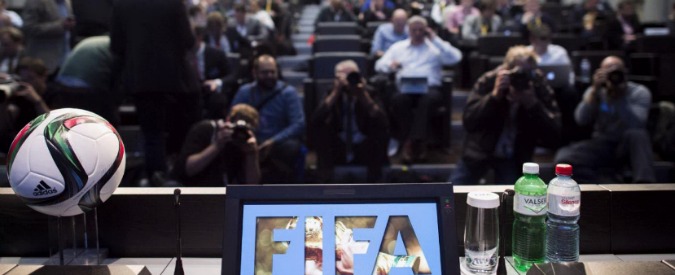 Fifa, mazzette e arresti: “Blatter non coinvolto”. Uefa: “Rinviare le elezioni”