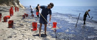 Copertina di California, disastro ambientale (FOTO): tonnellate di petrolio nell’Oceano. E i volontari ripuliscono la spiaggia