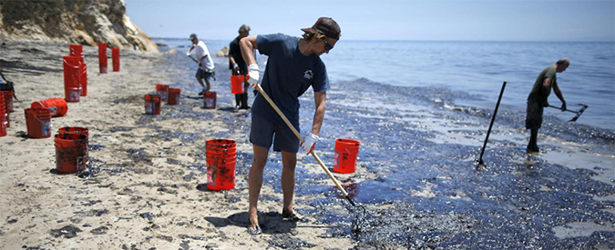 Copertina di California, disastro ambientale (FOTO): tonnellate di petrolio nell’Oceano. E i volontari ripuliscono la spiaggia