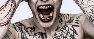 Copertina di Suicide Squad, il nuovo ‘Joker’ di Jared Leto svelato su Twitter: capelli corti verdi e tatuaggi