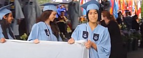 Copertina di Usa, si laurea col materasso. Protesta contro l’ateneo che non crede al suo stupro