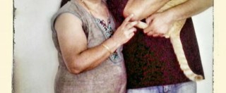 Copertina di Madre sfida le leggi anti gay e pubblica il primo annuncio omosex della storia indiana: “Cerco sposo per mio figlio”