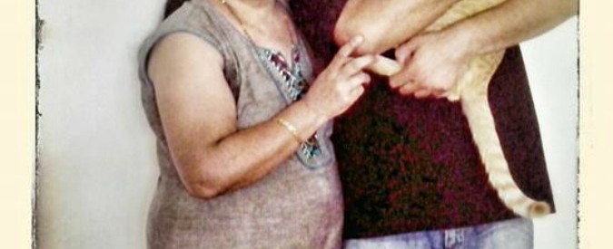 Madre sfida le leggi anti gay e pubblica il primo annuncio omosex della storia indiana: “Cerco sposo per mio figlio”