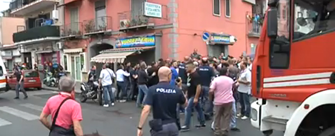 Copertina di Napoli, uomo spara dal balcone. Panico e rabbia fra la gente di Secondigliano