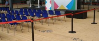 Copertina di Expo 2015, nella sala conferenze cadono dal soffitto pezzi di polistirolo sulla platea