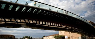 Copertina di Venezia, turisti bloccati nell’ovovia da 2 milioni del ponte di Calatrava