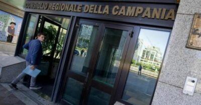 Copertina di Regione Campania, tar contro consulente Caldoro: l’avvocato dello Stato Del Gaizo dovrà restituire 137 mila euro