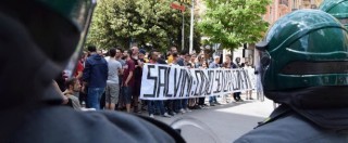 Regionali Puglia, Salvini: “Accoglienza stupenda”. La cronaca: lancio di uova, contestazioni e cariche della polizia