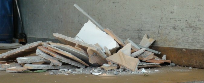 Bologna, crolla pezzo soffitto in scuola primaria: “Per fortuna non c’era nessuno”