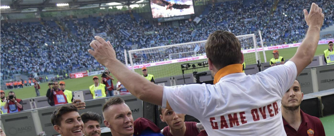Copertina di Lazio – Roma (FOTO), da Totti e Florenzi sfottò a Lotito: “Rigiochiamo anche domani”
