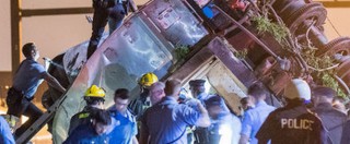 Copertina di Philadelphia, deraglia treno passeggeri: 7 morti e 200 feriti. “Viaggiava al doppio della velocità consentita”