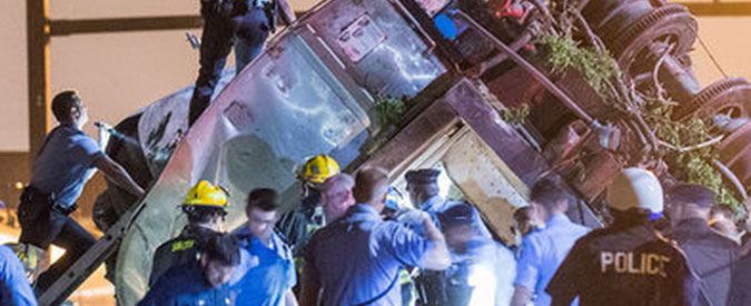 Copertina di Philadelphia, deraglia treno passeggeri: 7 morti e 200 feriti. “Viaggiava al doppio della velocità consentita”