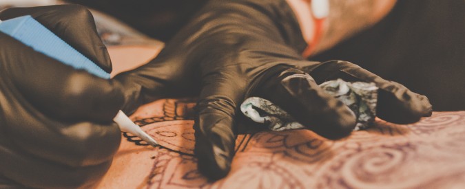 “Il mio ragazzo vuole tatuarsi in faccia la sua sportiva preferita”: fidanzata furiosa si sfoga su Reddit