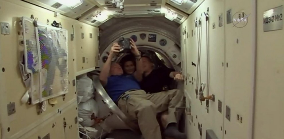 Con i suoi compagni di equipaggio, l’americano Terry Virts e il russo Anton Shkaplerov,  prima di entrare nella navetta Soyuz che li porterà di nuovo sulla Terra, in una foto tratta dall’account Twitter della Nasa. 