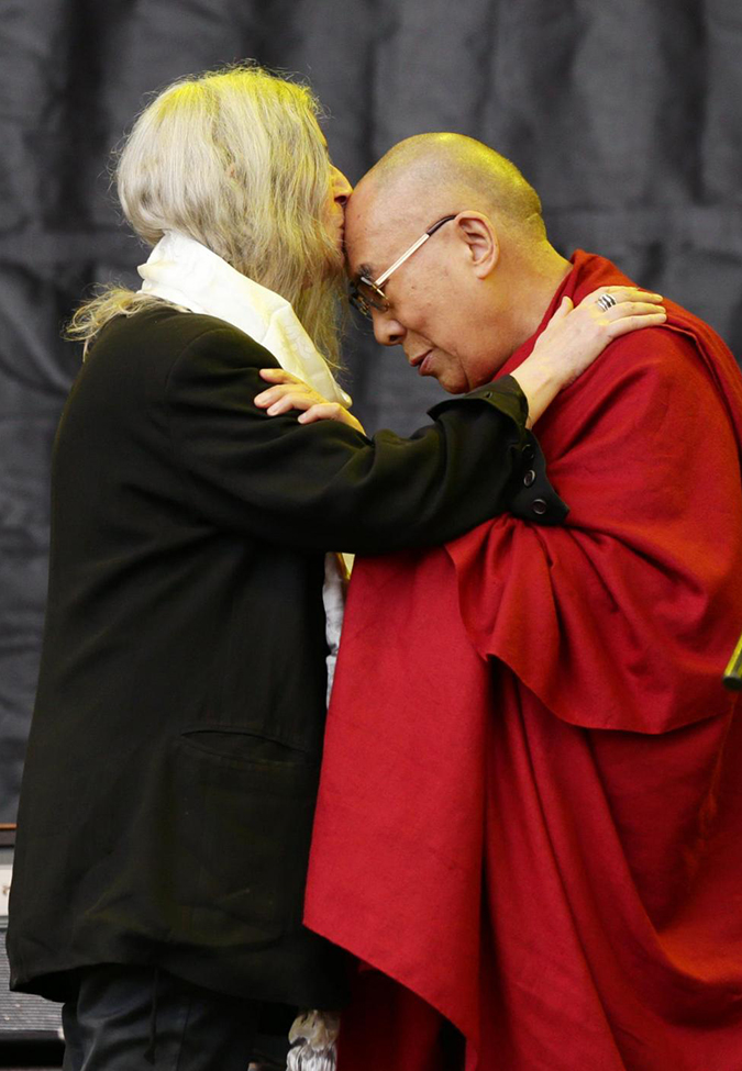 Il Dalai Lama a Glastonbury: la folla canta “Happy birthday”, Patti Smith gli dedica una poesia