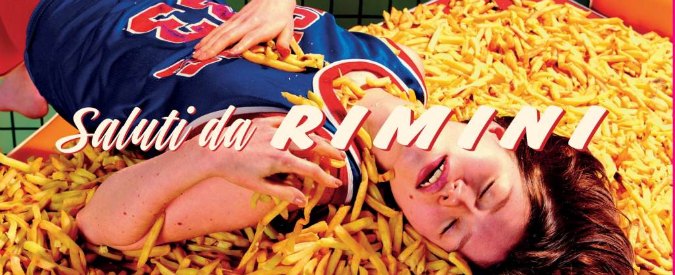 Copertina di Rimini, Maurizio Cattelan la racconta  tra sesso e religione (FOTO). Cartoline giganti affisse per le strade della Romagna