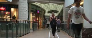 Copertina di Al cellulare mentre si cammina? In Belgio arriva una corsia riservata ai malati di smartphone