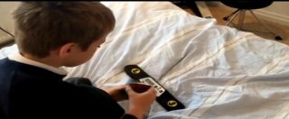 Ha solo sette anni e risolve il cubo di Rubik a tempo di record: 49,4 secondi