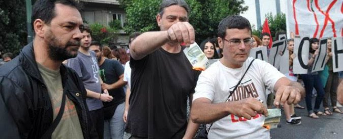 Copertina di Grecia, bancomat “razionati” e istituti chiusi: le reazioni dei cittadini (FOTO)