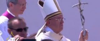 Copertina di Papa Francesco a Sarajevo, si rompe il bastone pastorale: riparato con lo scotch
