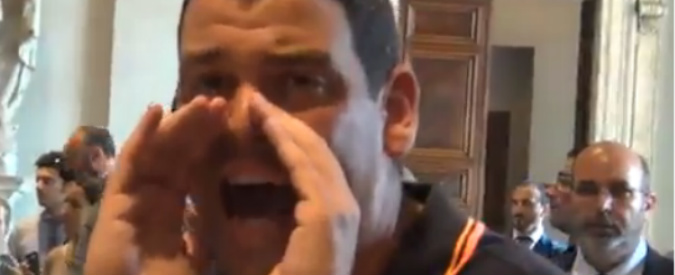 Copertina di Mafia Capitale, M5S, Casapound e lavoratori contestano Marino: “Vattene”