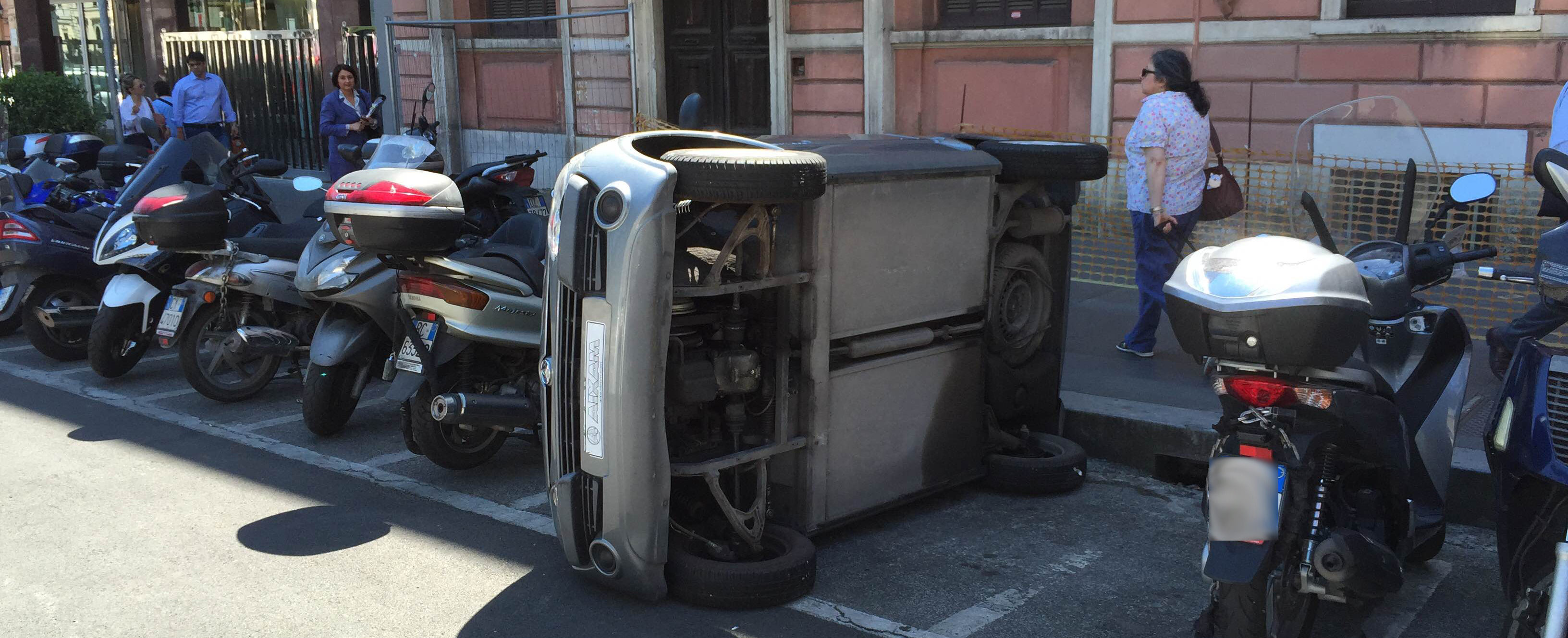 Copertina di Roma, il parcheggio diventa creativo. E per risolvere il problema arrivano vigili e pompieri