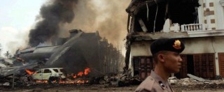 Copertina di Indonesia, aereo militare C-130 cade su abitazioni a Sumatra: almeno 113 morti (FOTO)