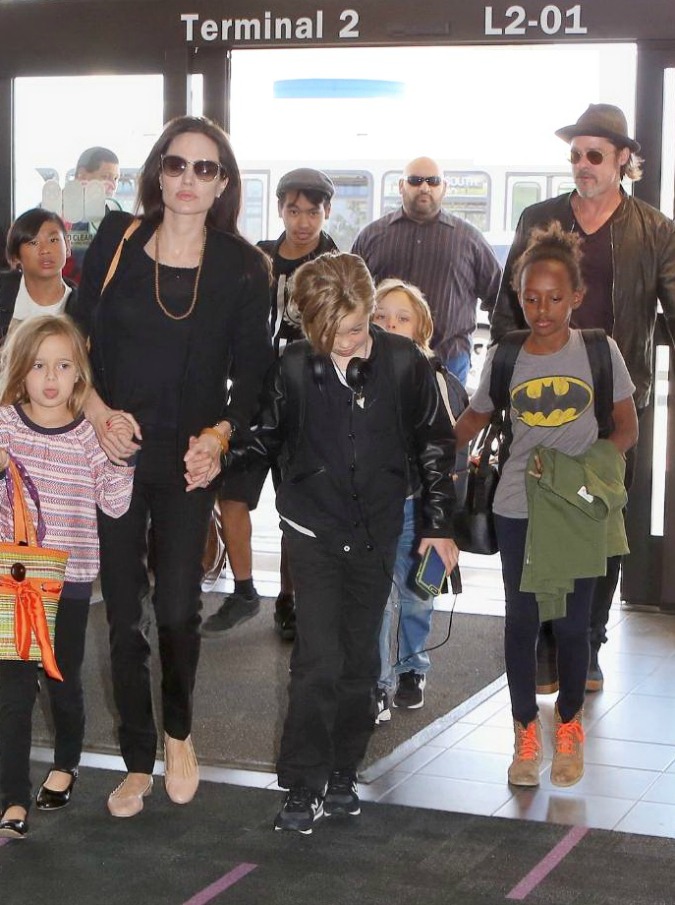 Brad Pitt e Angelina Jolie: niente jet privati o first class. La ‘famiglia d’oro’ di Hollywood vola in economy