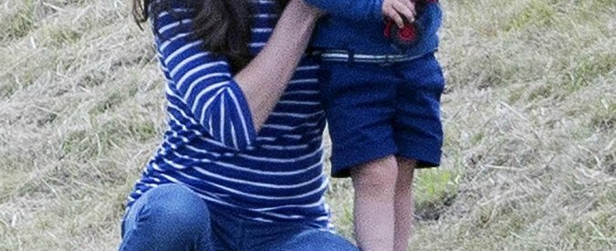 Kate Middleton gioca con il figlio George. E non si preoccupa dei fotografi