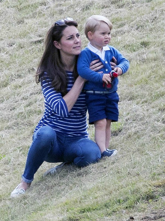 Kate Middleton gioca con il figlio George. E non si preoccupa dei fotografi