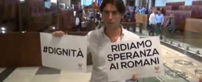 Copertina di Roma, protesta del M5S: ‘Seduta farsa in Comune su buco da 850 milioni, vergogna’