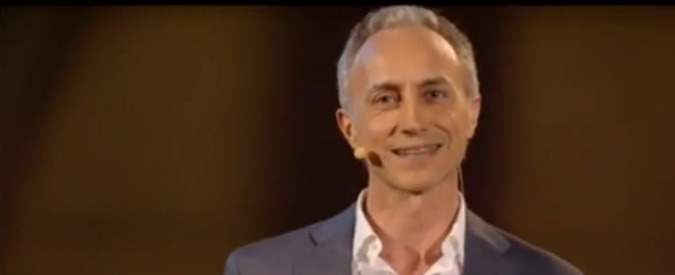 Copertina di Rosso di sera, Travaglio e Salari: “Renzi Slurp. Lecchini, cortigiani e penne alla bava”