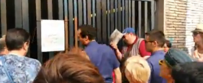 Copertina di Roma, finisce sciopero ma metro non riapre: arriva la polizia per placare la rabbia dei cittadini