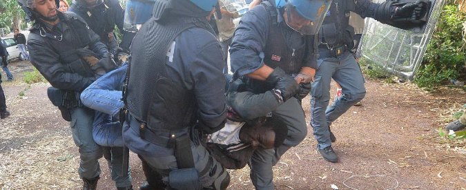 Copertina di Immigrazione, sgombero a Ventimiglia (foto e video). I profughi oppongono resistenza, due fermi: “E i diritti umani?”