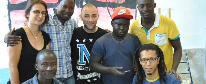 Copertina di “Noi, migranti, e la nostra sartoria nel centro per rifugiati. Tutto è iniziato con una vecchia Singer e un foglio A4”