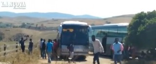 Copertina di Migranti, in Sardegna si barricano sui pullman: “Rifiutano nuova sistemazione”