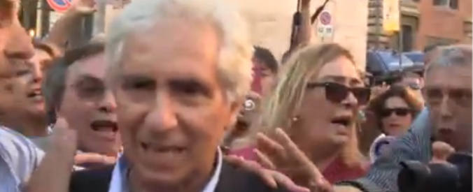 Copertina di Buona Scuola, dura contestazione a Mineo: monetine e insulti. “Buffone, scappa”