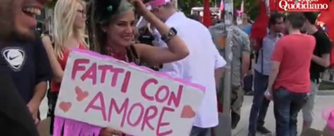 Copertina di NoExpo Pride, in centinaia sfilano a Milano al grido di “Siamo tutti rottinculo”