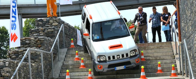 Copertina di Suzuki Jimny Street, “fuoristrada urbano” per la più dura fra le mini Suv