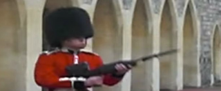 Copertina di Meglio non tormentare la guardia della Regina: il turista si ritrova il fucile puntato contro