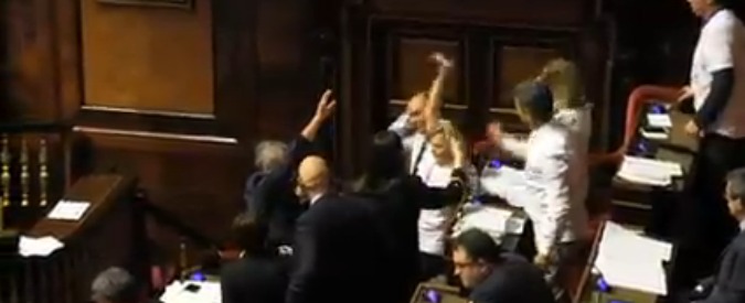 Buona Scuola, bagarre delle opposizioni al Senato: urla, fischi, magliette e cartelli